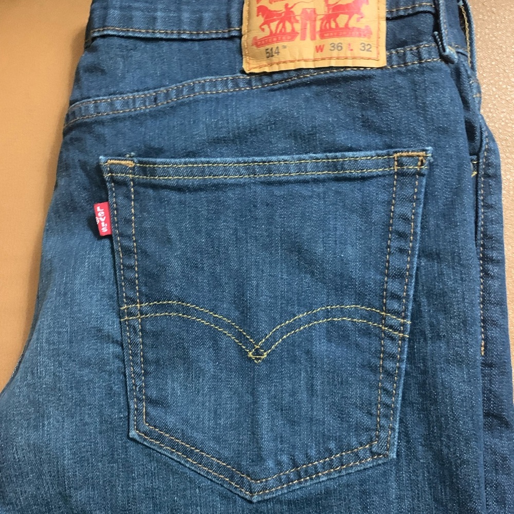 - Levi’s , Men’s blue denim jeanss